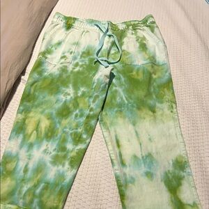 Old Navy Green Tie-Dye Capri Pants